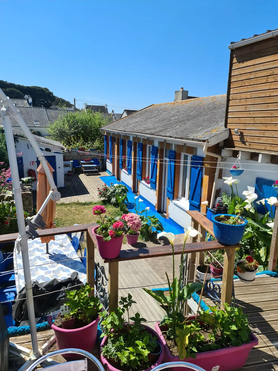Terrasse et façade bleue de La Chaloupe à Kerhostin